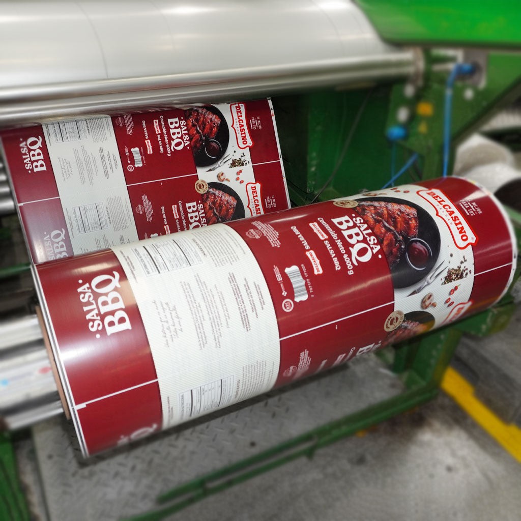 Bobina de laminado impreso montada en equipo de empaque