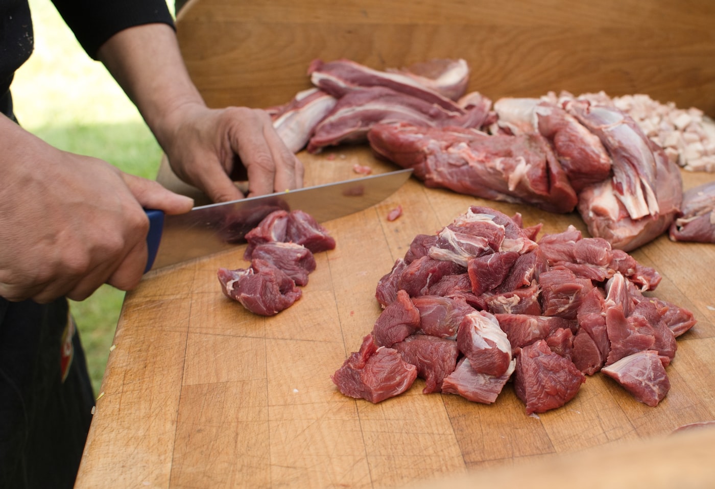 Corte de carne fresca porcionado sobre tabla de proceso