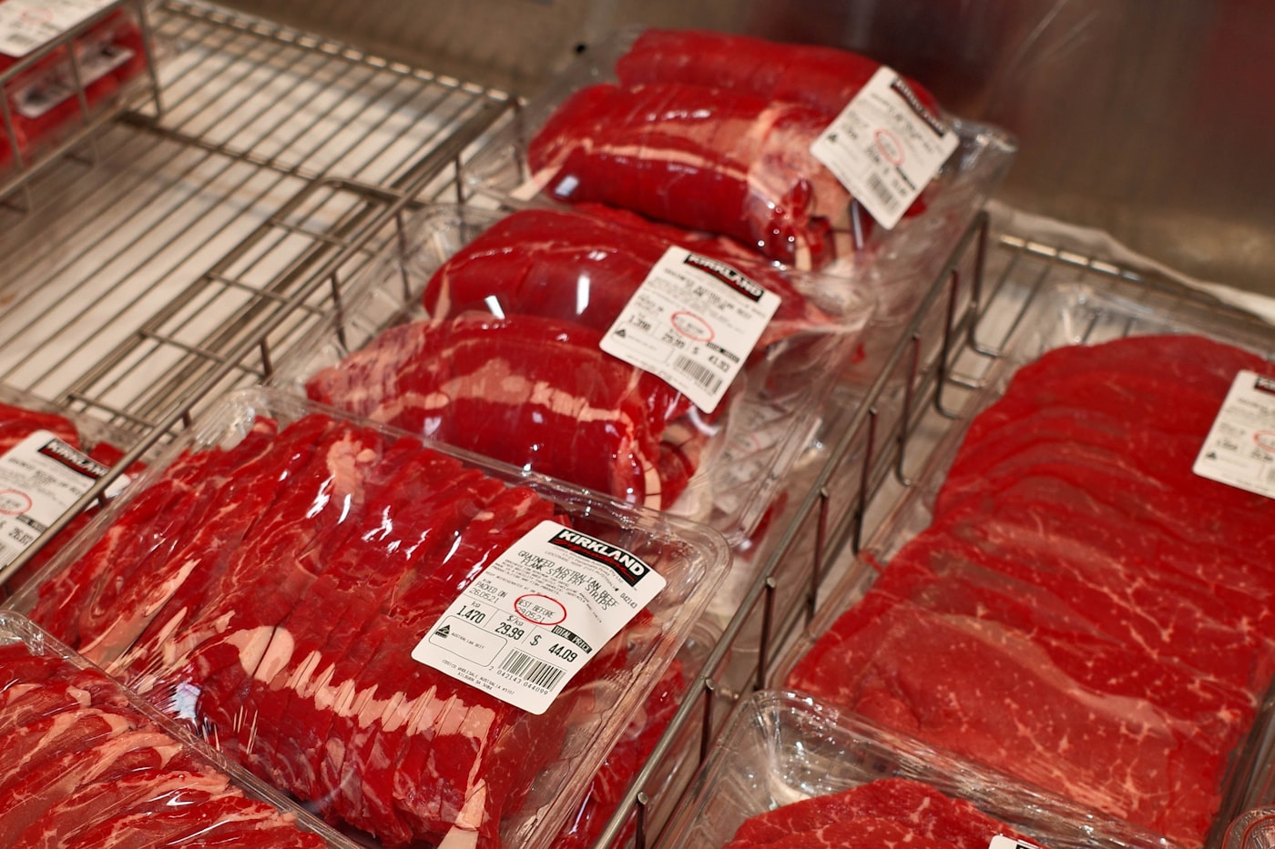 Carne roja empacada en película plástica transparente