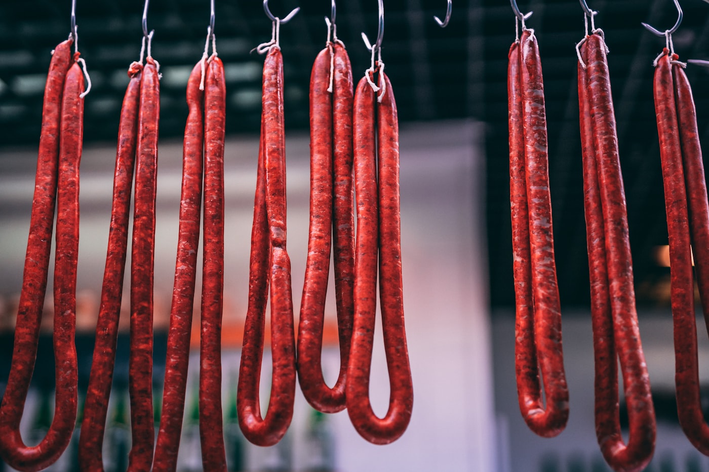 Piezas de embutido colgadas en ganchos dentro de la cámara