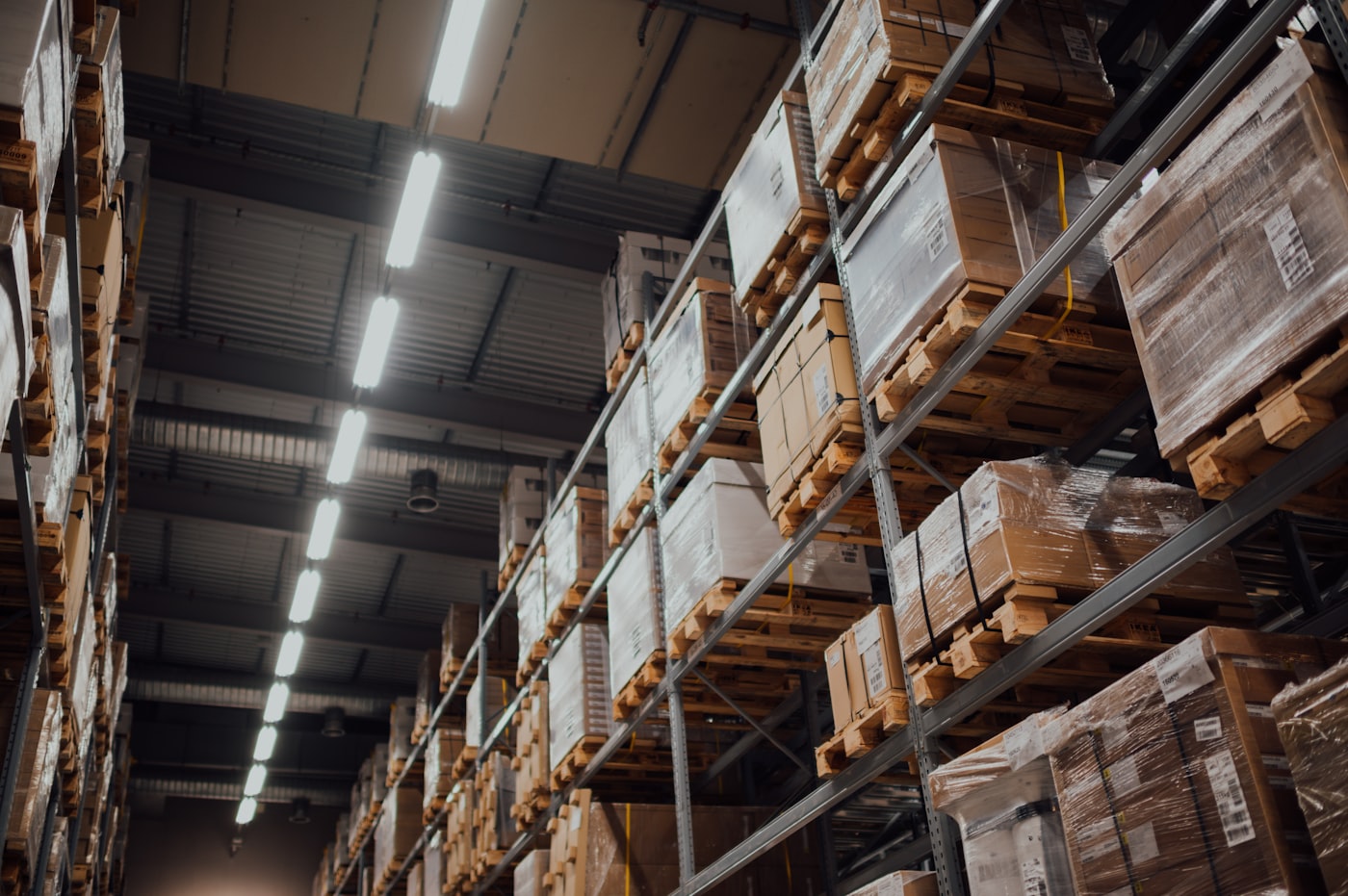 Cajas estibadas en racks de un almacén de distribución