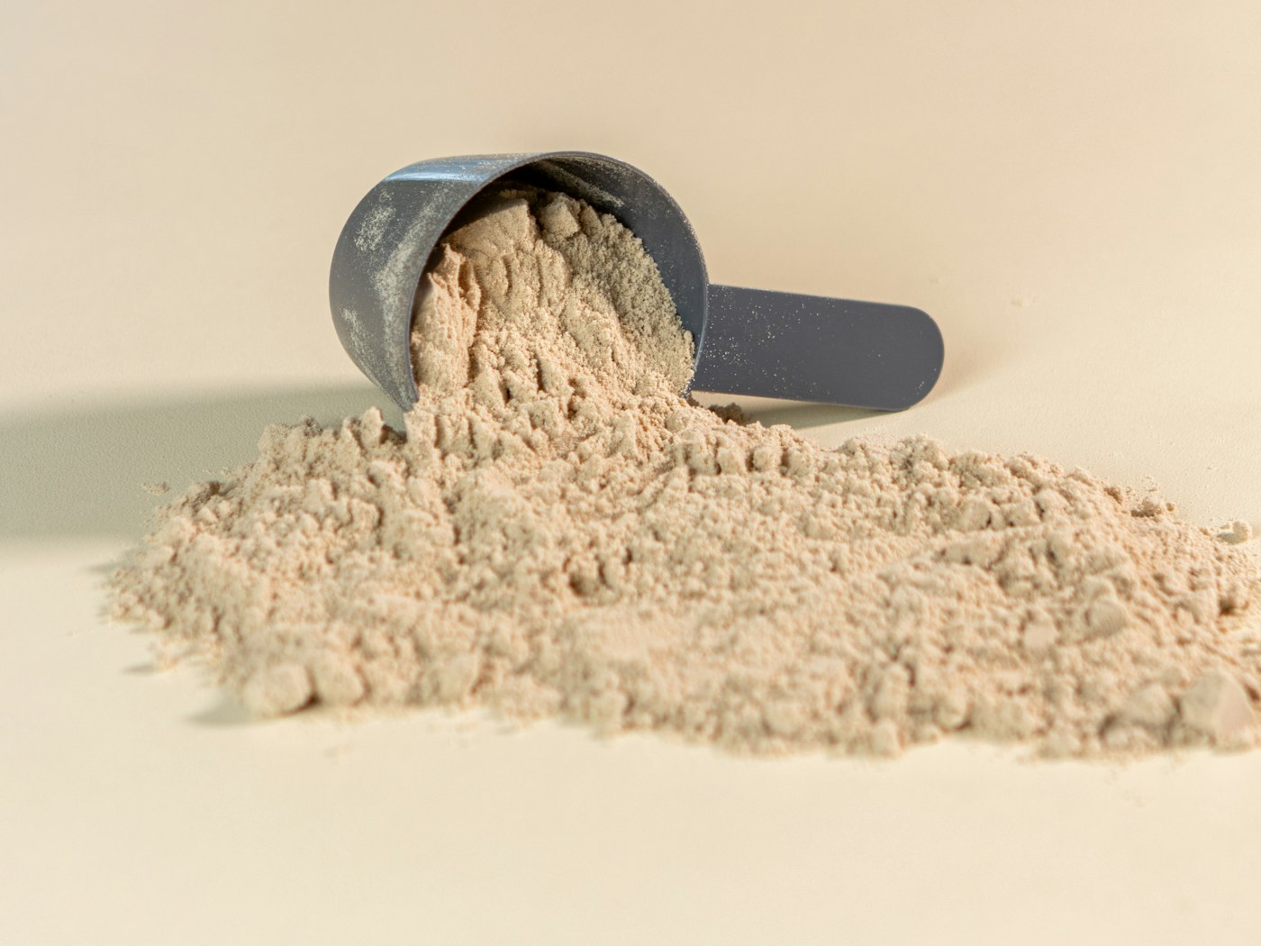 Proteína funcional en polvo servida en un recipiente blanco de cerámica