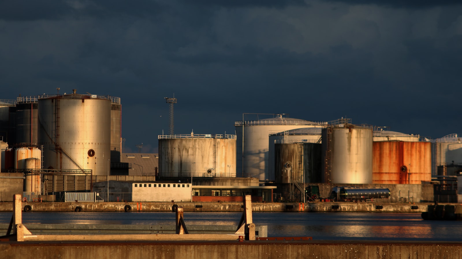 Tanques de almacenamiento de una terminal de aceites junto al muelle