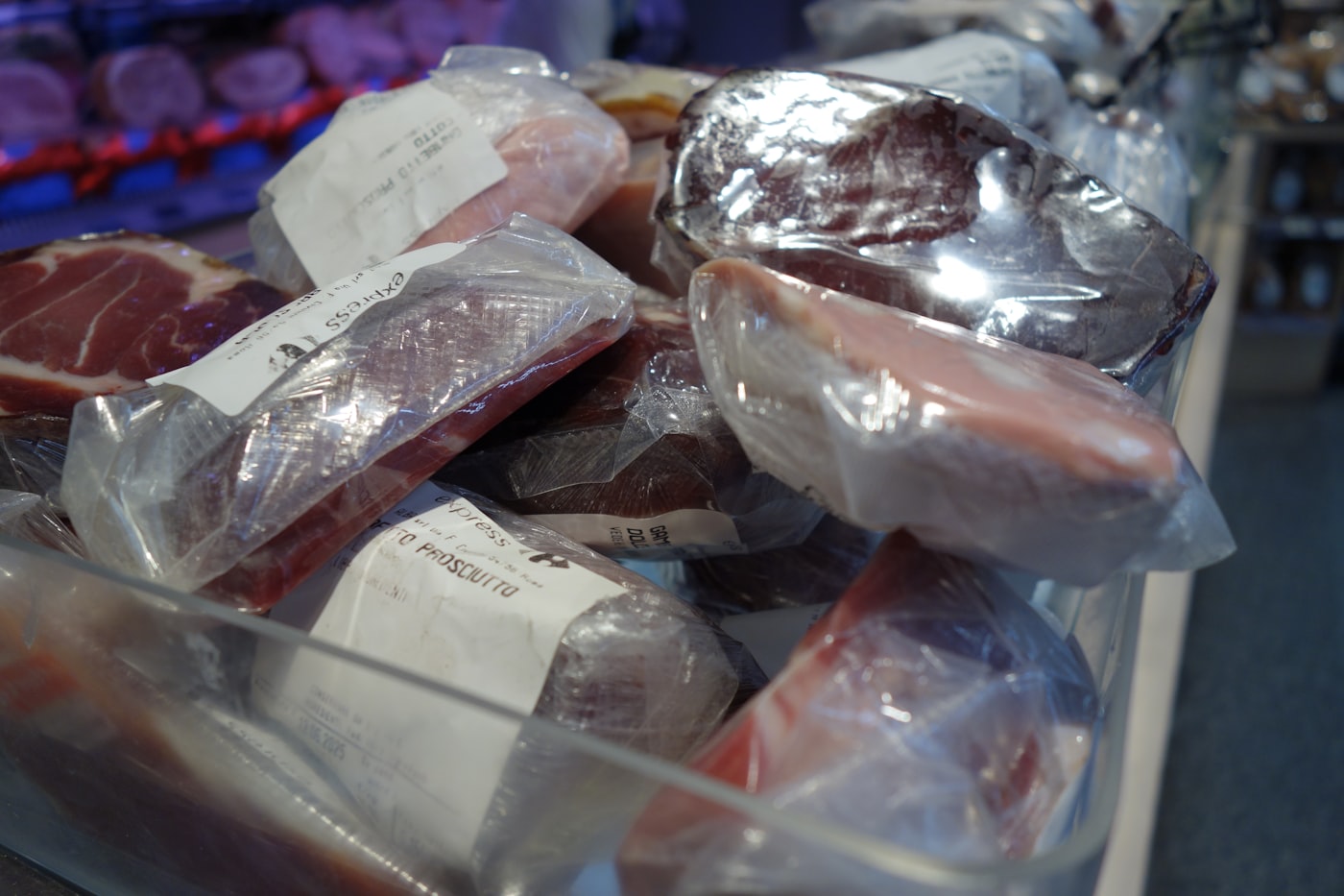 Cortes de carne empacados en exhibidor refrigerado