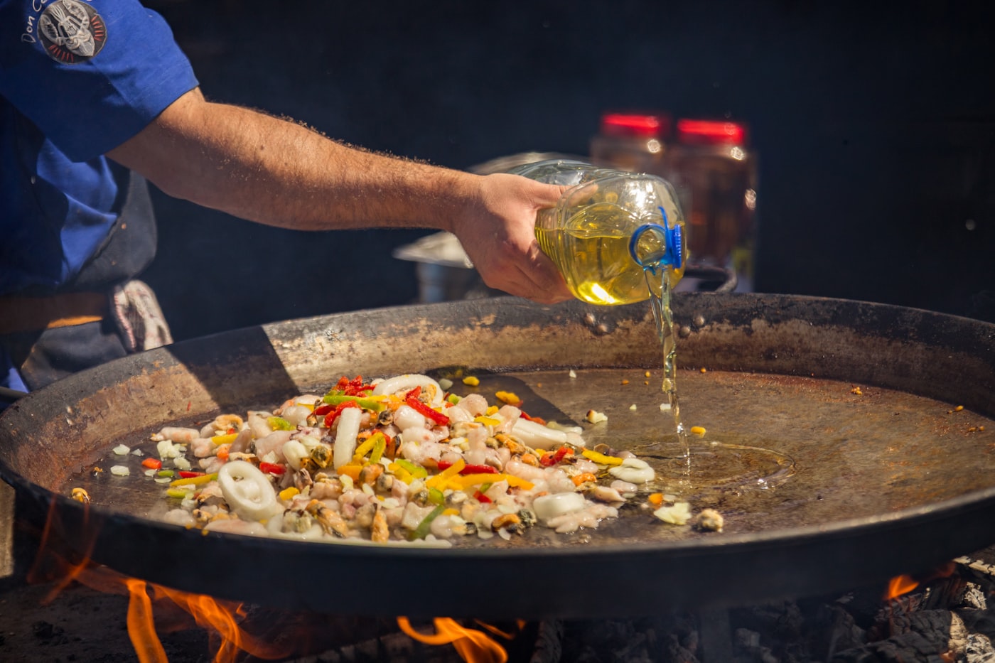 Cocción de alimentos con aceite en sartén de gran capacidad