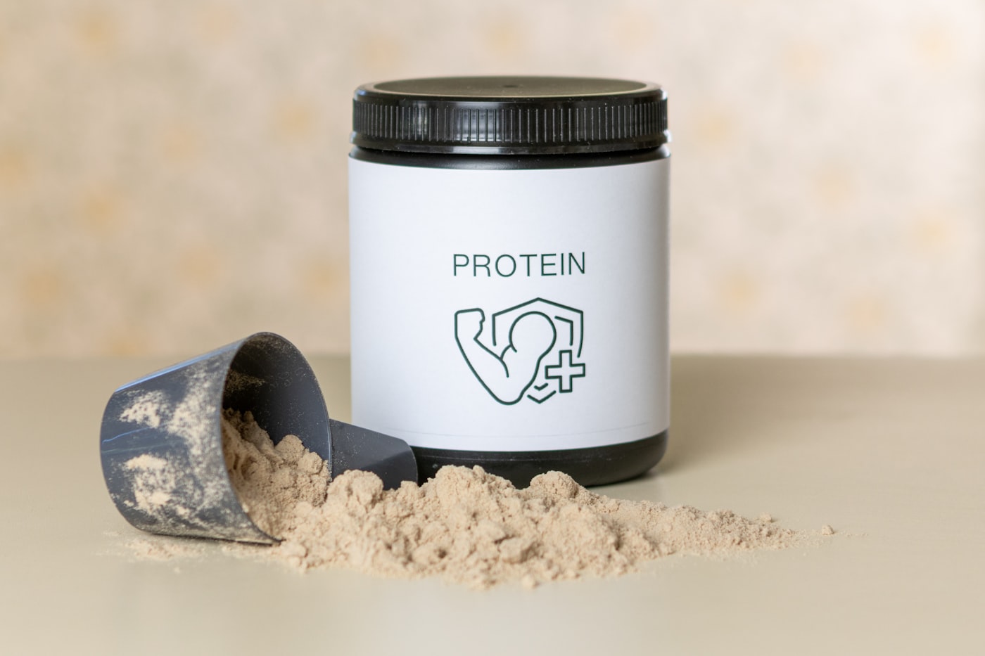 Frasco de proteína en polvo con cuchara de dosificación