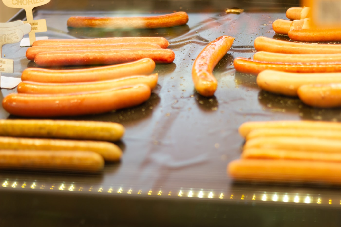 Salchichas tipo hot dog durante la cocción