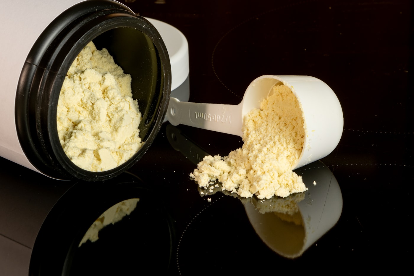Contenedor de ingrediente en polvo sobre mesa de trabajo