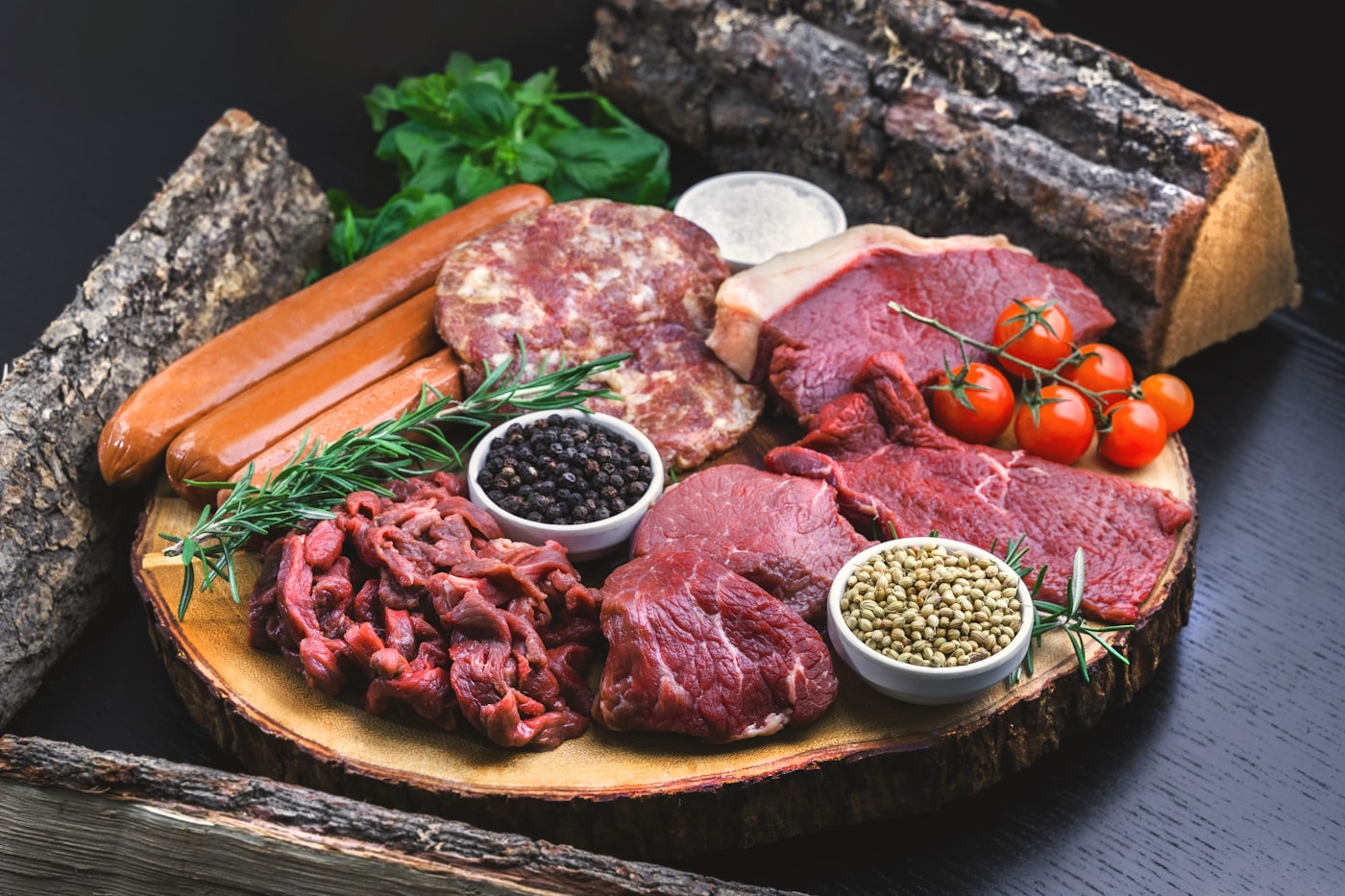 Carne cruda porcionada en plato blanco