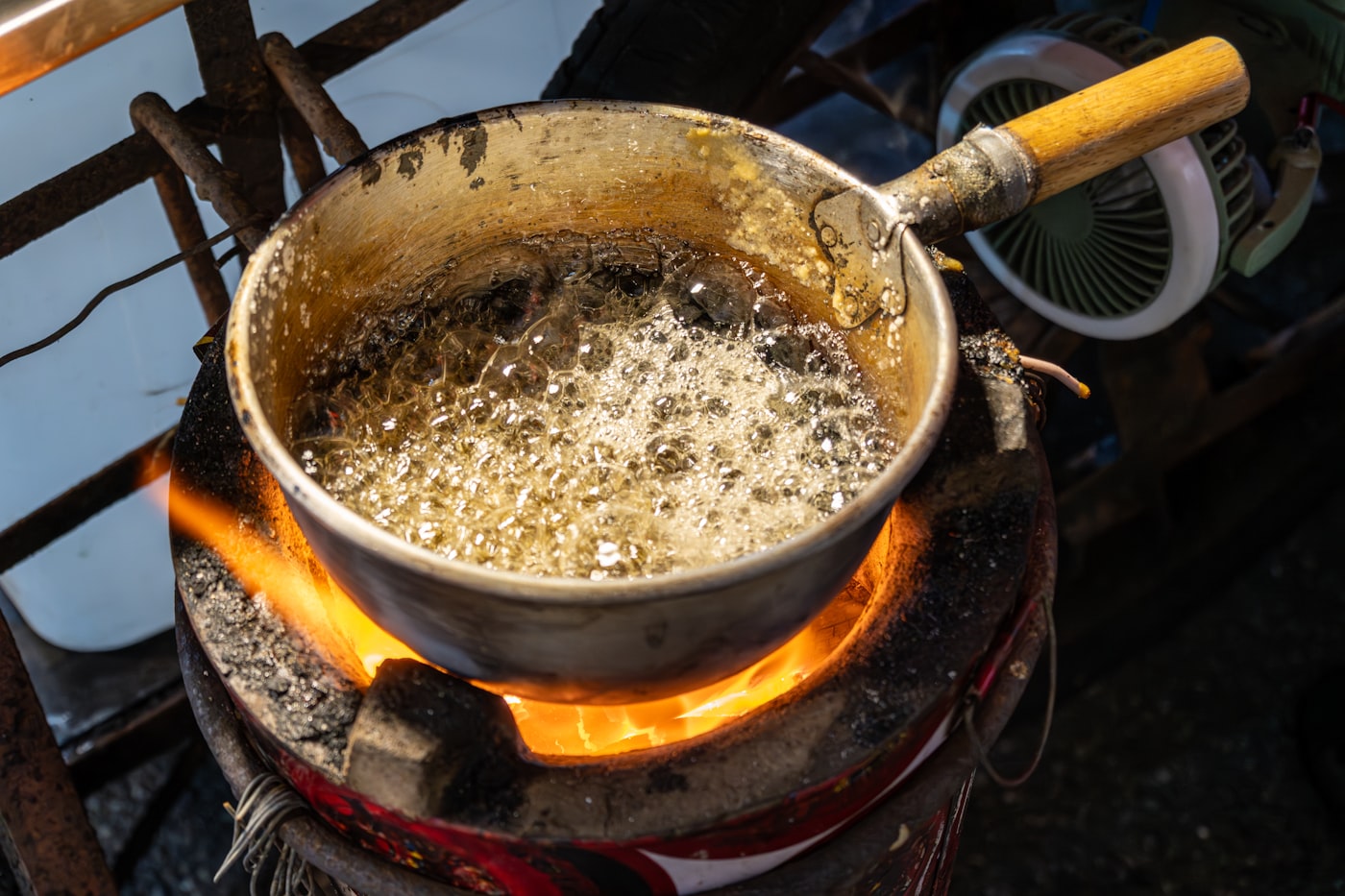 Olla con grasa en fusión sobre fuego directo