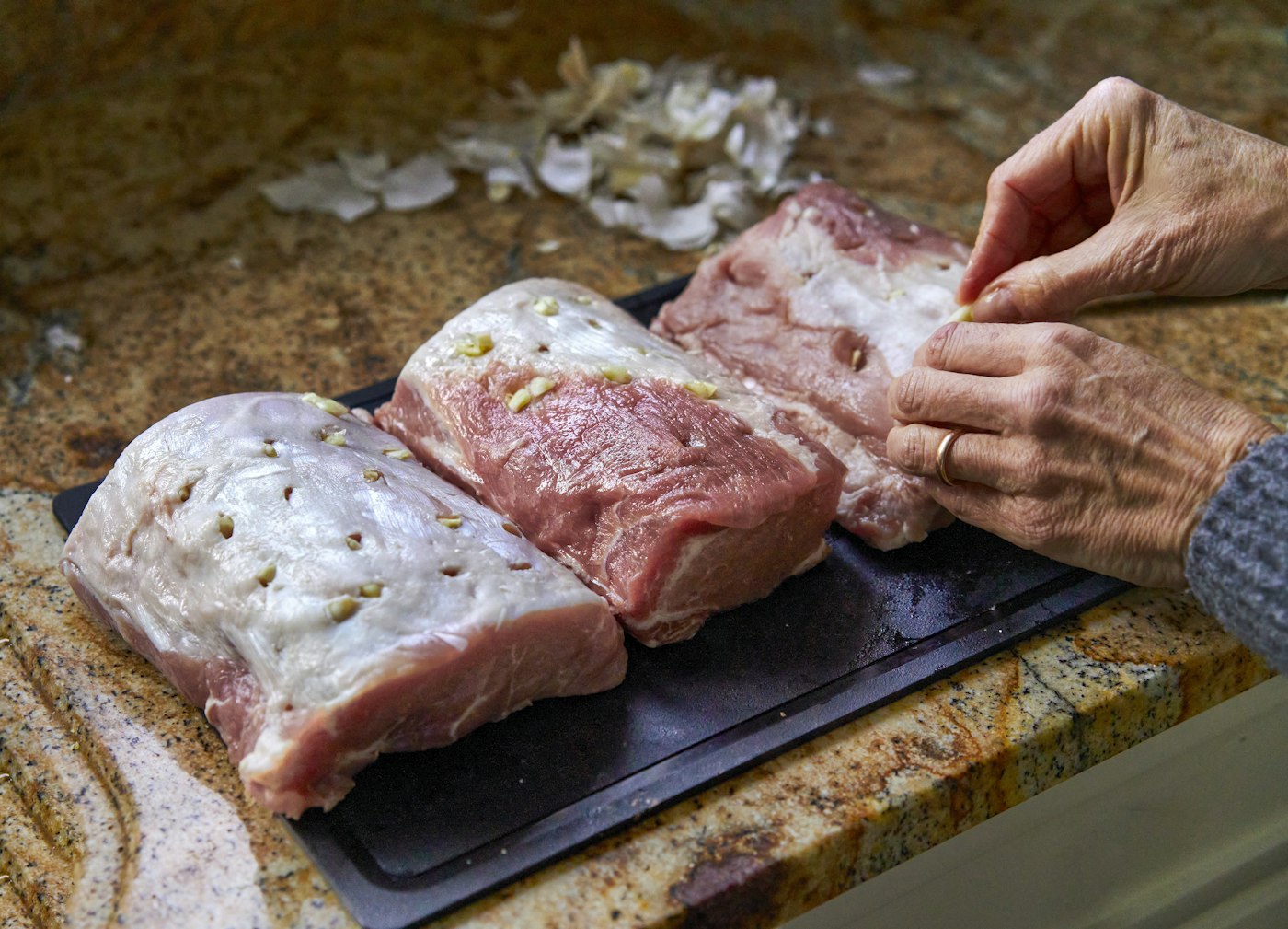 Preparación de carne cruda con especias antes del empaque