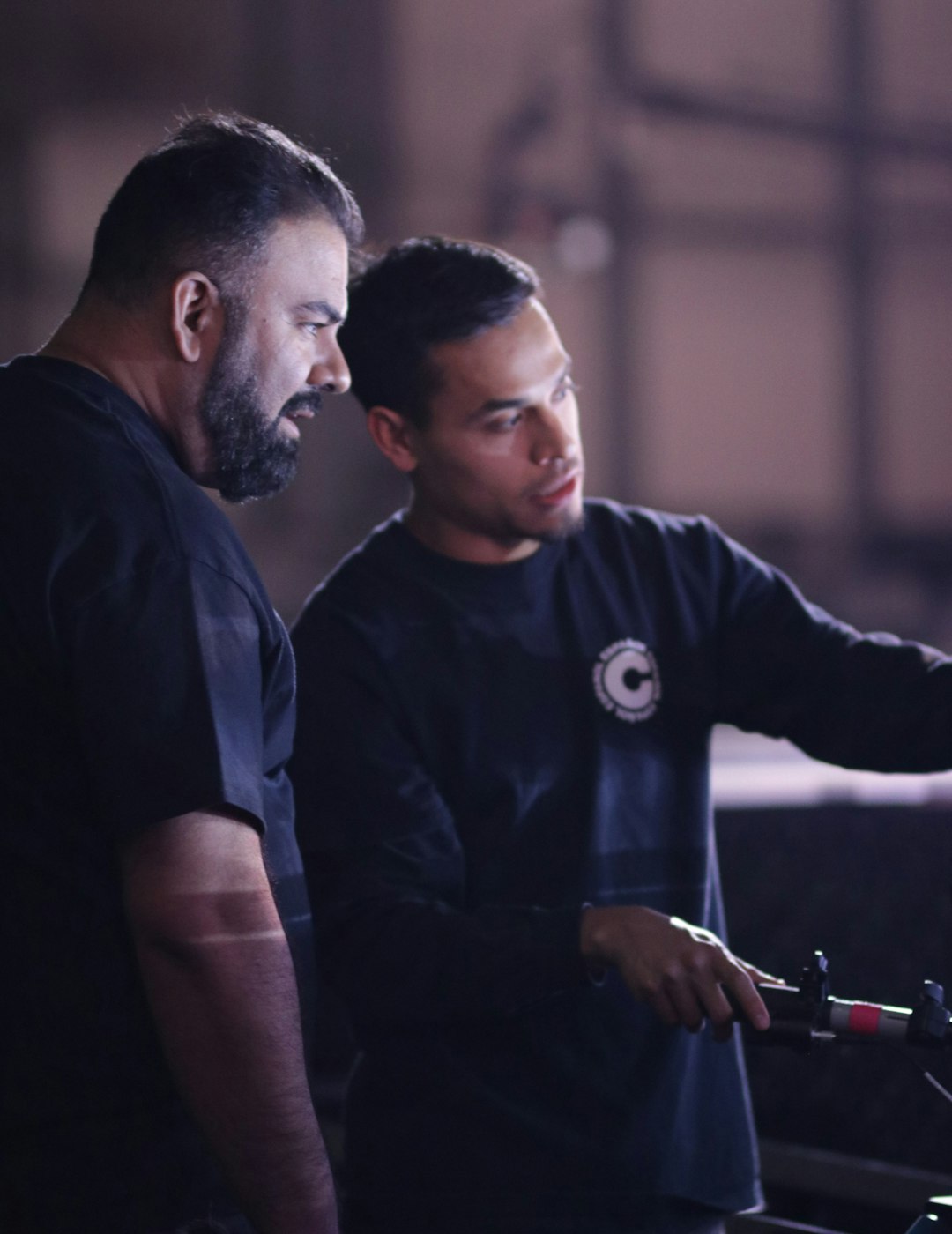 Dos técnicos revisando un equipo dentro de una planta