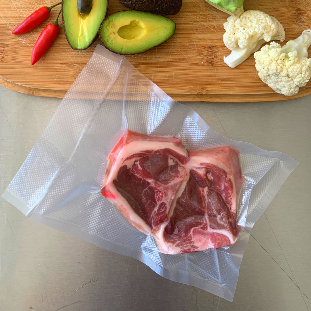Corte de carne fresca empacado al vacío en bolsa de barrera