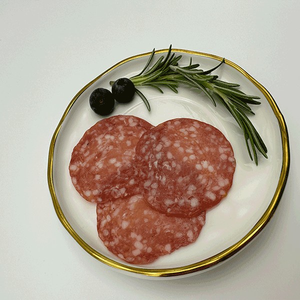 Rebanadas de salami servidas en plato
