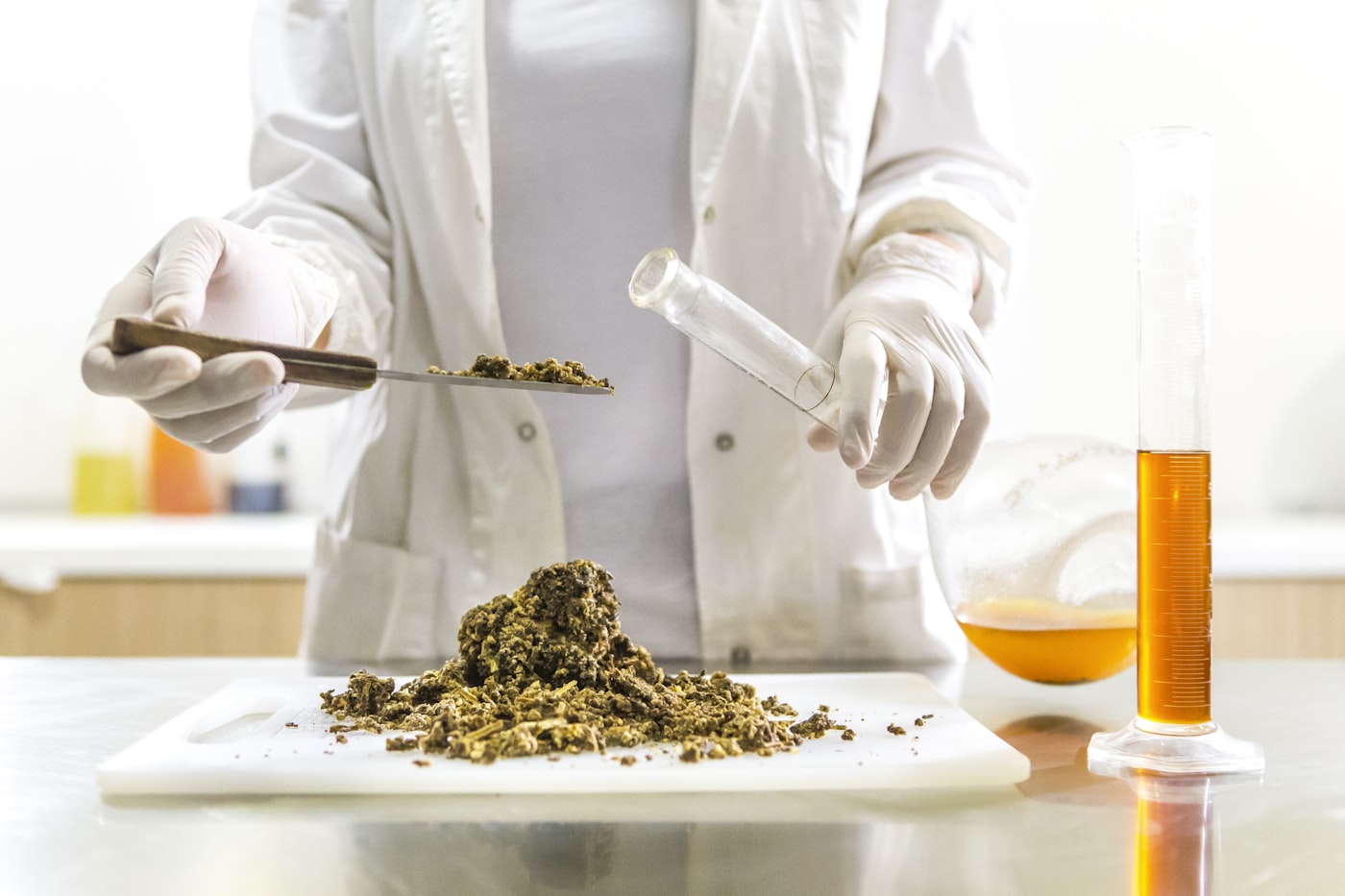 Analista sosteniendo un tubo de muestra en laboratorio de alimentos