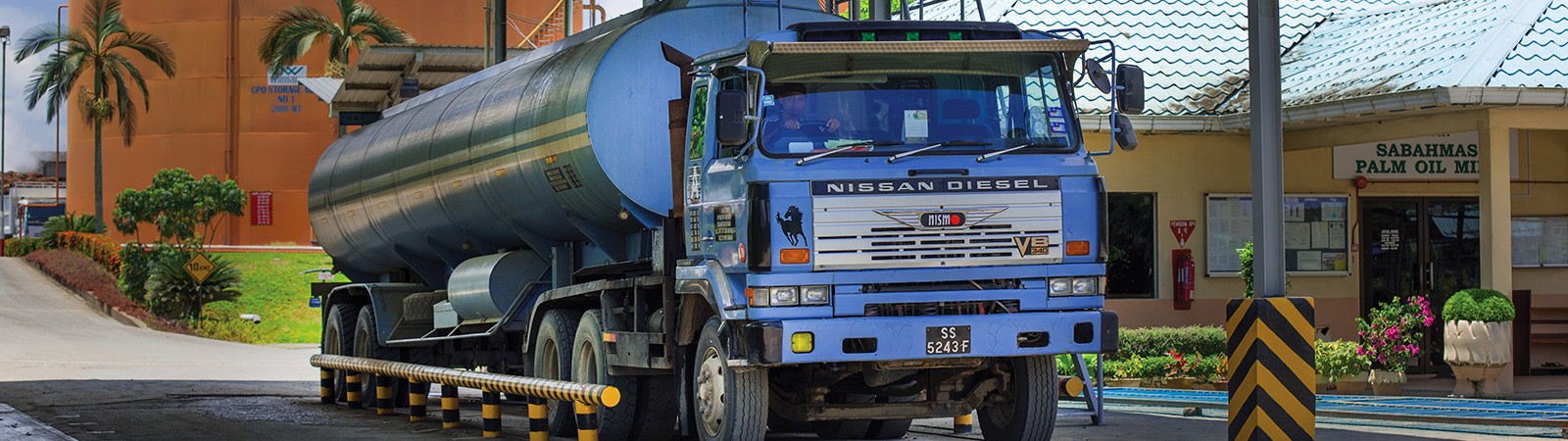 Autotanque de transporte de aceite en instalaciones de Wilmar